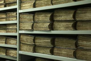 Fotografija polic polnih arhivskega gradiva